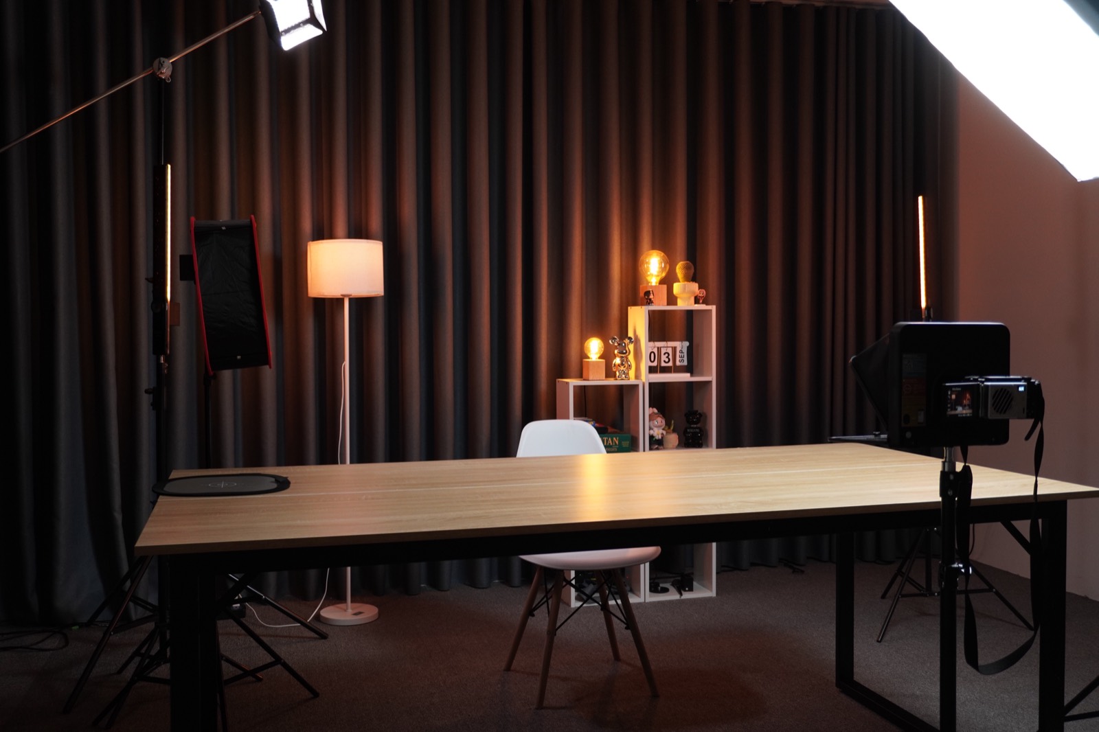 Không gian studio video MainStream tại Đà Nẵng với ánh sáng studio và bàn podcast