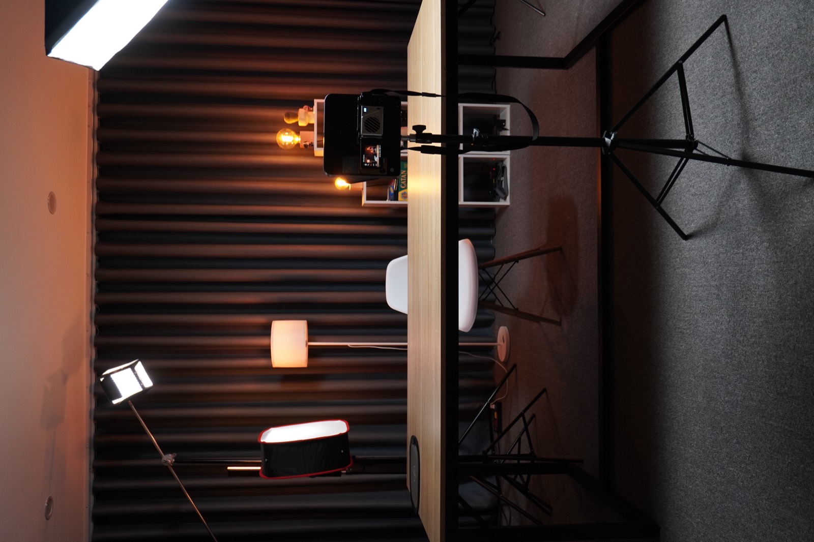 Khu podcast của studio MainStream với softbox, ánh sáng studio và máy quay