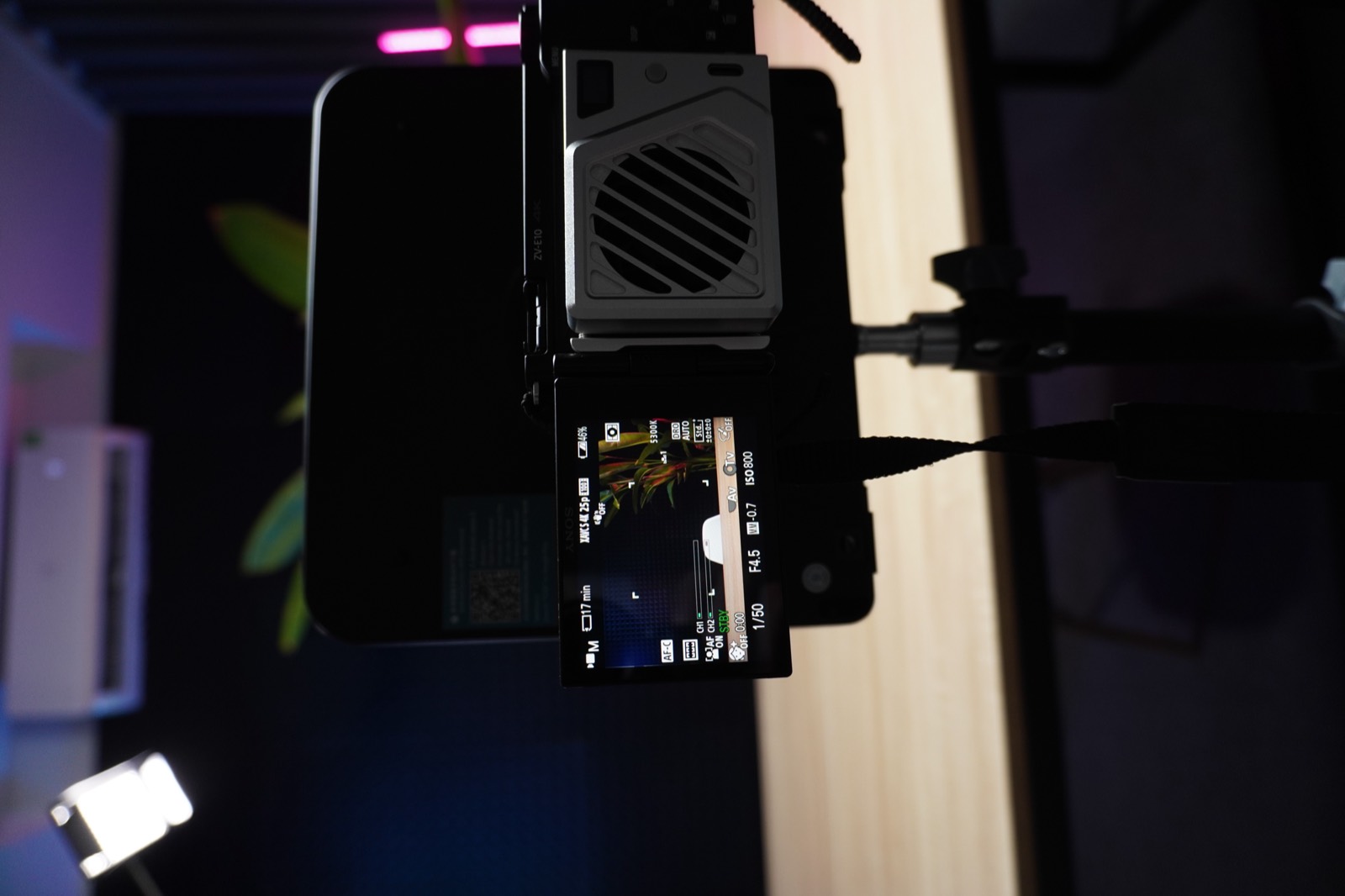 Máy quay Sony ZV-E10 với màn hình rời đang quay tại studio MainStream